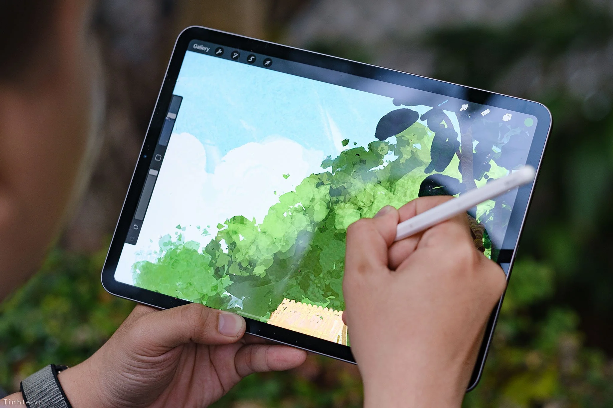 Học thiết kế đồ họa nên mua laptop hay iPad
