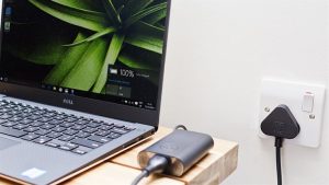 Có nên sạc laptop qua đêm không? Cách sạc pin tối ưu nhất