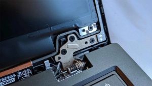 Nguyên nhân laptop bị gãy bản lề và cách khắc phục